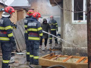 Mobilizare de forte pentru stingerea unui incendiu izbucnit la o locuinta din Ploiesti/ Pompierii au avut de stins doar un pat