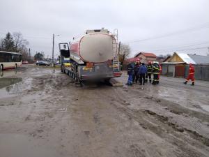 O cisternă plină cu motorină și transportată pe un trailer s-a desprins din sistemul de prindere, pe DN1A