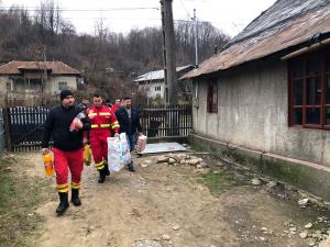 Pompierii din Câmpina s-au întors cu daruri la o familie a cărei casă a luat foc anul acesta