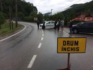 Circulatie auto inchisa pe un drum din Valenii de Munte