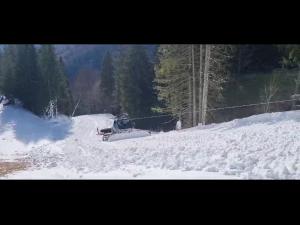 Se lucrează la înzăpezirea Pârtiei Noi din Sinaia/Este închisă și este pericol mare de accidentare-VIDEO