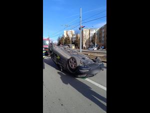 O mașină s-a răsturnat pe Șoseaua Vestului, în urma unui accident-FOTO