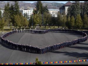 FOTO - Dragostea a plutit în aer și în curtea Colegiului Militar Dimitrie Cantemir din Breaza