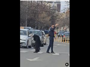 Oameni cu suflet/ Un polițist a ajutat o bătrână, în Ploiești, în timp ce era la un examen auto-VIDEO