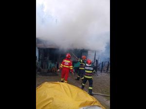 Incendiu la o casă din comuna Chiojdeanca-FOTO