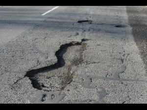 Lista străzilor din Ploiesti unde se vor face reparații/ Pe unele se toarnă covor asfaltic, pe altele se pun doar plombe