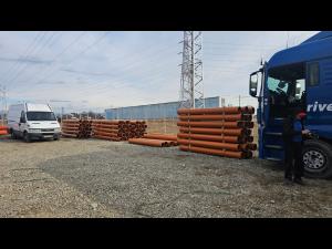 Au fost aduse materialele pentru lucrările la canalizarea din Călinești, proiect realizat prin programul Anghel Saligny