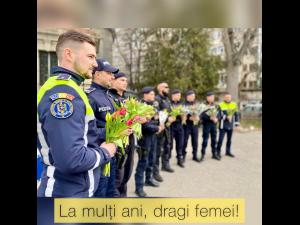 Mămicile de la Maternitatea Ploiești au primit flori de la polițiști/ Acțiunea a continuat și în stradă, alături de jandarmi 