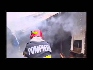 Incendiu extins la mai multe anexe gospodărești din Vălenii de Munte 