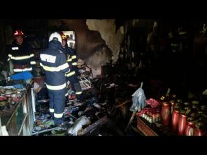 O persoană rănită în urma unui incendiu iscat într-un apartament din Ploiești, str. Făt Frumos-FOTO