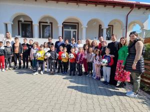 Profesorii Facultății de Drept de la Universitatea "Titu Maiorescu" le-au oferit cadouri copiilor de la Centrul "Sfântul Stelian" din Urlați- IMAGINI
