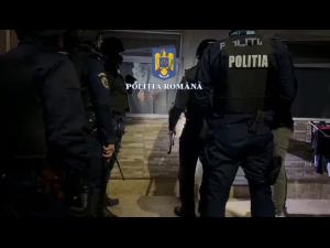 Bărbat din Mănești, sechestrat și bătut/Polițiștii fac percheziții 
