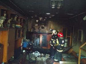 UPDATE/O persoană găsită inconștientă, în urma unui incendiu iscat într-un apartament din Ploiești - FOTO