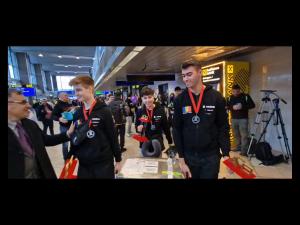 Membrii echipei RO2D2, primiți cu aplauze pe aeroport/ Sunt vicecampioni mondiali la robotică - VIDEO