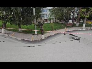 Prăbușirea unei porțiuni din strada 23 August din localitatea Slanic, judeţul Prahova este probabil efectul acțiunii apei/Comunicatul Prefecturii Prahova