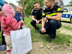 Polițiștii prahoveni, solii Iepurașului pentru copilașii din Râfov/Bucurie în rândul celor mici-FOTO