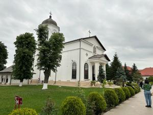 PELERINAJ CU MOASTELE Sf. ler. Nicolae (mâna dreaptă) și cu lcoana făcătoare de minuni a Sf. ler. Nicolae, la Mănăstirea Ghighiu