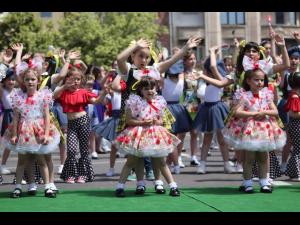 Copilăria a inundat esplanada Palatului Culturii din Ploiești cu un spectacol de dans impresionant - IMAGINI 