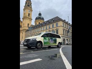 Sute de taxiuri din Germania, colantate cu România 