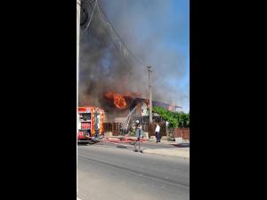 UPDATE: Cauza incendiului/ Două case din Băicoi, cuprinse de flăcări 