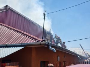 Incendiu de amploare în Ploiești/Ard două locuințe și mai multe anexe