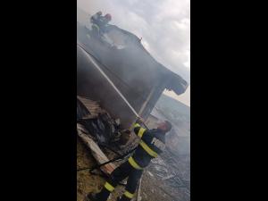 Deși era în timpul liber, un pompier prahovean a intervenit la stingerea unui incendiu/ Nu este primul gest de acest gen 