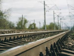 120 km/h, cu trenul, între România și Serbia. Linia ferată cuprinsă între Reșița și frontiera Stamora Moravița a primit Acord de mediu