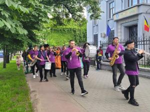 Parade de suflători și percuționiști și spectacole în aer liber la Ploiești/ Se întâmplă la Festivalul Imaginarium 