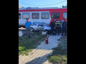 Masina lovita de tren la Boldesti Scaeni-foto