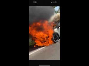 O masina a luat foc pe Centura de Vest a Ploiestiului-FOTO