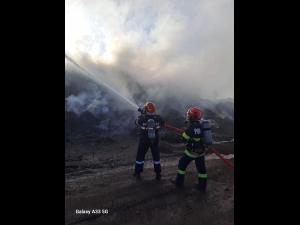 Incendiu la o groapă de gunoi din Băicoi- IMAGINI 