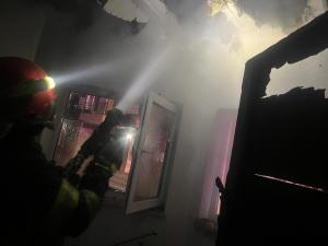 Incendiu la o casa din Sinaia izbucnit de la un semineu- FOTO