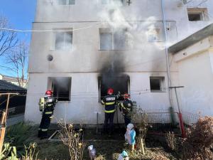 Incendiu izbucnit la un apartament din Plopeni - IMAGINI 