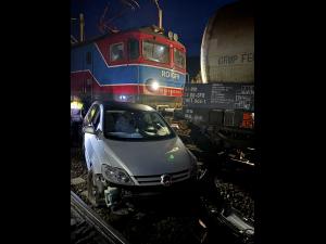Mașină rămasă în pană, lovită de tren în Bușteni - FOTO