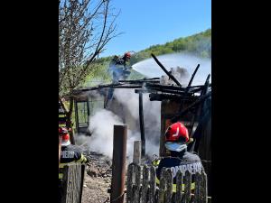 Incendiu la două locuințe din Vâlcănești/Vâlvataia a pornit de la un foc în aer liber