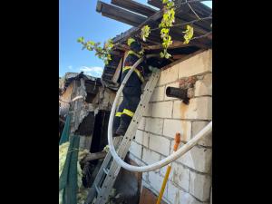 Incendiu izbucnit la o gospodărie din Azuga cel mai probabil din cauza unui foc lăsat nesupravegheat în curte