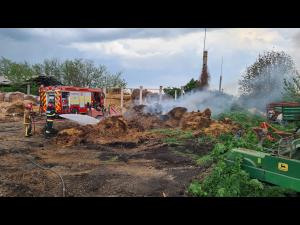 Aproximativ 50 de baloți de paie au ars în comuna Puchenii Mari