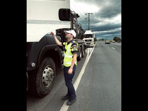 Camioanele și microbuzele, în vizorul poliției/ Acțiune preventivă, în aceste momente, pe arterele aglomerate din Prahova 